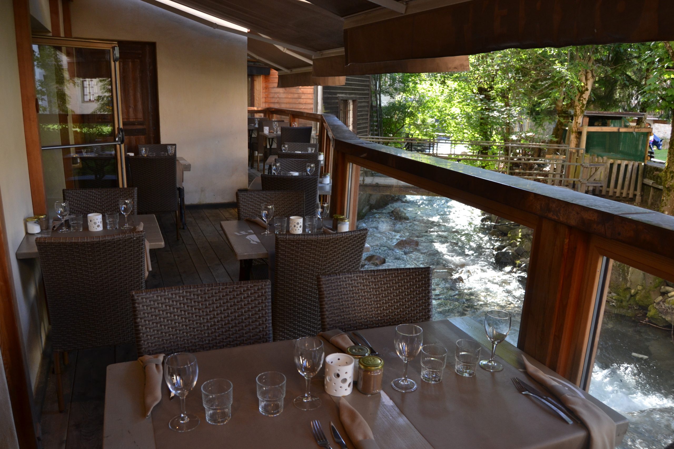 le-torrent-retaurant-megeve-terrasse-river-view